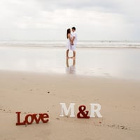 Iniciais e palavra LOVE para ensaio fotográfico.