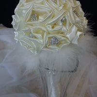 Buquê para noivas ,em cetim estrass e pérolas.