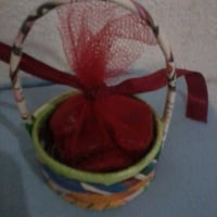 cesta de material reciclado e saches perfumados