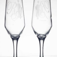 Um brinde ao amor com muito estilo e elegância! Taças personalizadas com jato de areia.