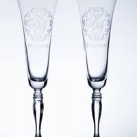 Um brinde com muito estilo e elegância! Taças de cristal bohemia personalizadas com jato de areia.