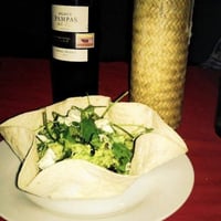 Mesclun de folhas com gorgonzola e azeite de manjericão