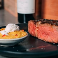 Nosso delicioso e suculento Bife de ancho acompanhado de humita e queijo chevre.