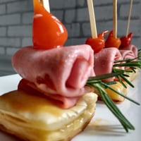 CANAPÉ DE MORTADELA COM ABACAXI CONFITADO
