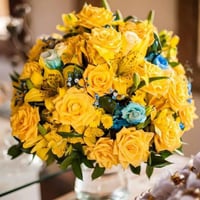 Arranjo amarelo e azul