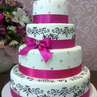 Modelo rendado com fita pink.