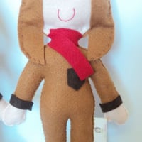 Boneco confeccionado em feltro com enchimento siliconado.
Ótima opção para incrementar as lembra