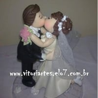 Noivinhos beijando apaixonados