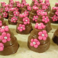 mini bolo de chocolate tamanho doce de mesa decorado 
a partir de r$2,50 a unidade 240,00 o cento