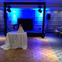 Sistema de altíssima qualidade, com box truss em fechamento preto, cabine do DJ personalizado, ilumi