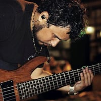 Baixista Hugo Andrade