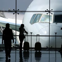 Reservas e emissões de passagens aéreas nacionais e internacionais, além de fretamento de aeronaves.