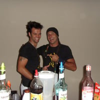 Bartenders lindos e divertidos