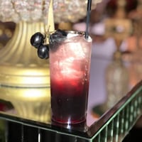 Venha experimentar nosso drink mar negro.