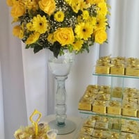Decoração amarela com flores nbaturais