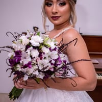 Buquê em rons de roxo e branco