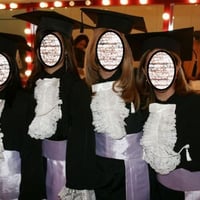 Capelos pretos com cordão e pingente de seda pretos. Faixa em cetim na cor do curso com entretela pa