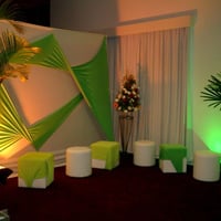 Biombo e puffs by Bem Na Festa Eventos.