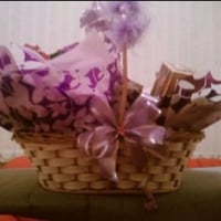 CESTA COM FLORES E CHOCOLATES