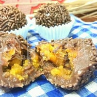 Brigadeiro ao leite com recheio de bolo de cenoura.