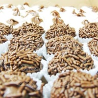 Brigadeiro tradicional e leite ninho com nutella.