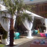 Tenda 10x10m montada numa festa de aniversario.