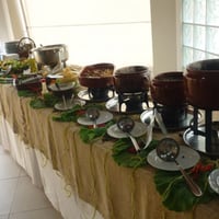 irresistivel feijoada, com todos os acompanhamentos, montagem da mesa tipica