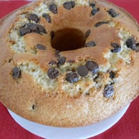 Bolo de côco com gotas de chocolate