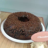 Bolo de chocolate com cobertura de chocolate