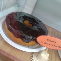 Bolo de cenoura com calda de chocolate
