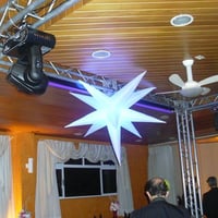 Estrutora metálica c/ iluminação de pista e decoração c/ estrela inflável.