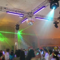 iluminação com 4 movie head e laser.