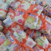 Brownie embalado com tecido com o tema de corujinhas