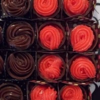 CASQUINHA DE CHOCOLATE AO LEITE RECHEADAS COM BRIGADEIRO TRADICIONAL E BRIGADEIRO DE MORANGO