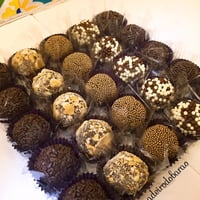 Caixa sortida 25 brigadeiros ao leite ou 1/2 amargo com confeitos diversos