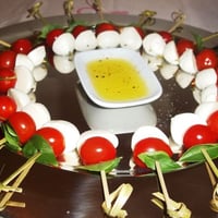 Stick de Tomate Cereja com Mussarela de Bufala com Manjericão