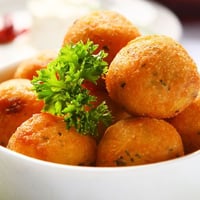 Bolinho de bacalhau (comida de boteco)