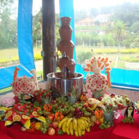 Mesa de Frutas com Cascata de Chocolate