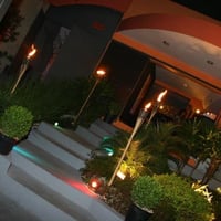 Fachada com velas ou tocheiros