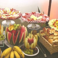 mesa de frios com decoração de frutas