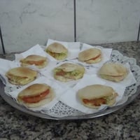 Mini beirutes nos sabores peito de peru, presunto e frango com catupiry. Eles vem acompanhados de al