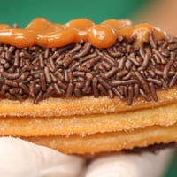 Churros nos sabores chocolate e doce de leite.