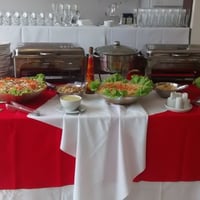 Churrasco, com feijão tropeiro.