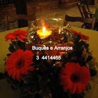 Arranjo de mesa com vela flutuante