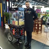 Carrinho de pipoca personalizado para feira e eventos. Alto nivel em atendimento.
