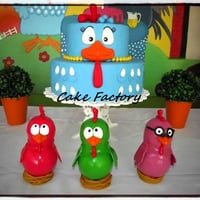 Bolo fake em biscuit e bonecos da turma da galinha pintadinha disponível para aluguel ou venda