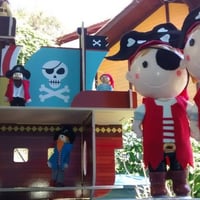 Bonecos em biscuit disponíveis para aluguel ou venda, barco pirata disponível para aluguel