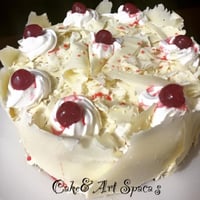 Bolo recheio bem casado, cobertura chantilly e lascas de chocolate belga branco e cerejas.