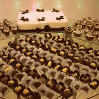 Mesa com torta e docinhos