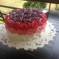 Torta coberta por flores de chantily